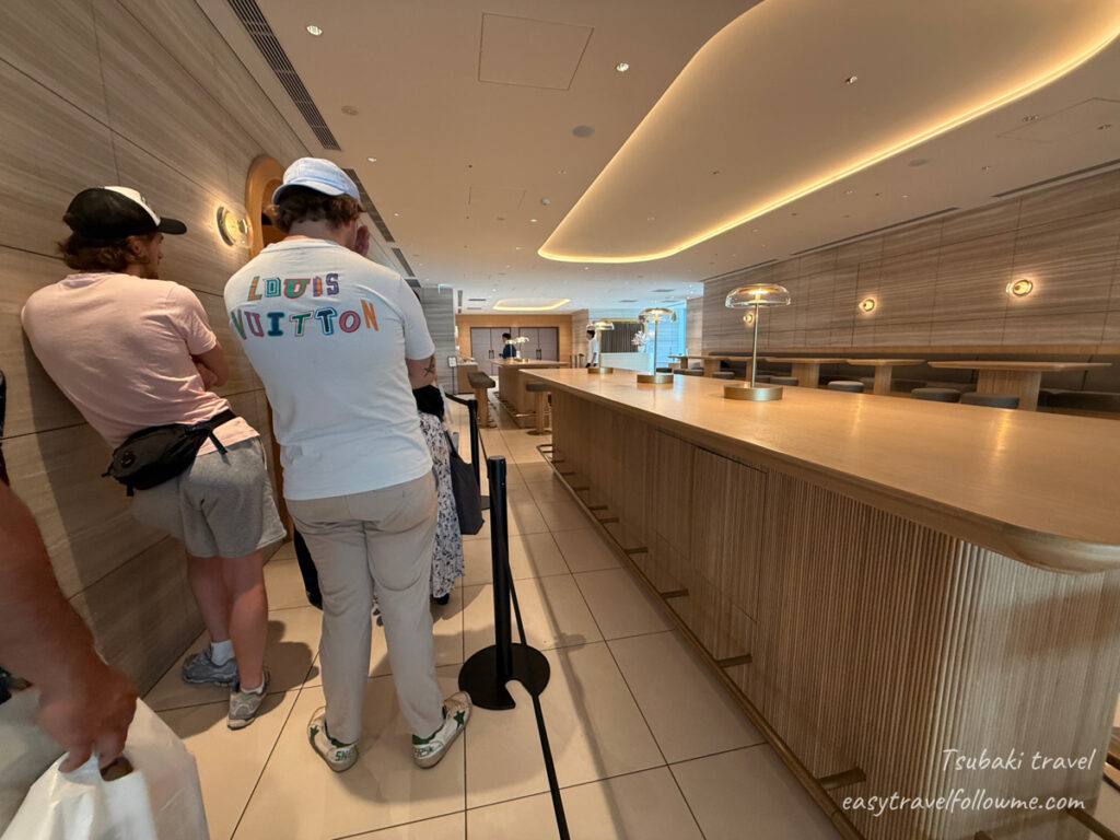 麻布台之丘展望台 出了電梯後直接被引導至咖啡櫃檯的路線